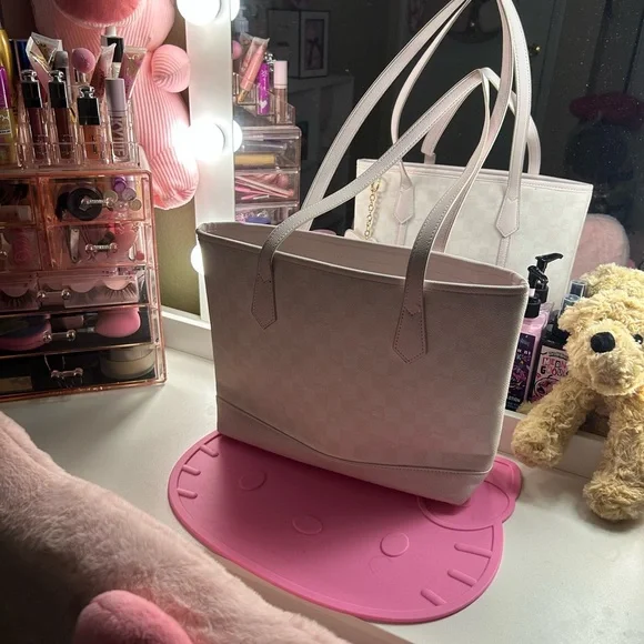 Hello Kitty Light Pink Tote with Character Charm - Picture 4 of 5